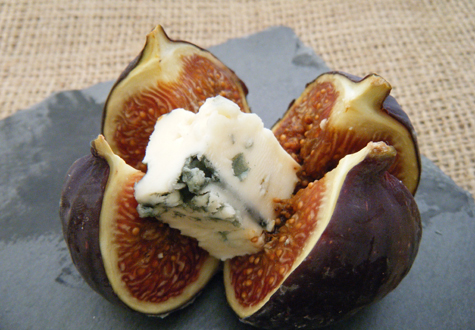 Morceau de Roquefort aux figues